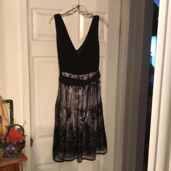 R&M Richards black and silver size 6 plunging neck sequins party dress. - Picture 3 of 10